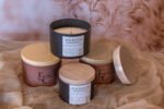 Χειροποίητο αρωματικό κερί σε μετάλλικο δοχείο με ξύλινο καπάκι