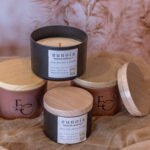 Χειροποίητο αρωματικό κερί σε μετάλλικο δοχείο με ξύλινο καπάκι